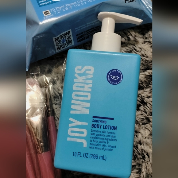 Skincare/ Make-Up Bundle - Picture 6 of 6